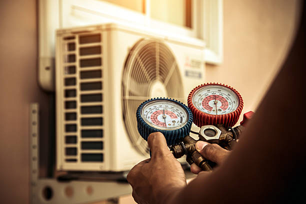 Professional Hvac technician working in De Soto, IA